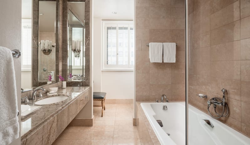 Beverly Wilshire, A Four Seasons Hotel - BW Studio Suite Washroom